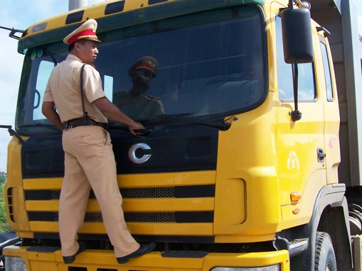 CSGT bám cần gạt nước xe tải, chặn tài xế say rượu