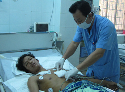 Cứu sống người tự lấy dao đâm thủng tim