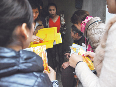 Giẫm đạp, buôn bán ấn giữa đền Trần