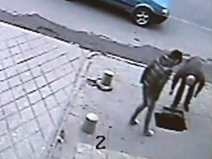 Kì lạ cô bé bị vỉa hè 'nuốt chửng'