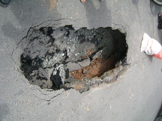 Một ngày xuất hiện hai hố 'tử thần'