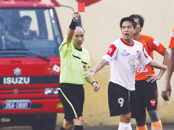 Trọng tài Quốc Hưng rút thẻ đỏ phạt Danh Ngọc do có hành vi thiếu văn hóa Ảnh: VSI