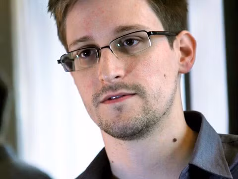 Edward Snowden bị truy nã vì tiết lộ thông tin mật về chương trình giám sát của Mỹ