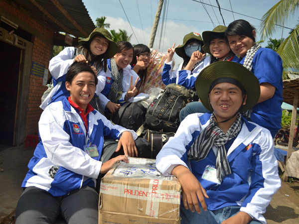 Niềm vui tình nguyện của bạn trẻ Bến Tre khi đến vùng khó khăn ở Giồng Trôm. Ảnh: CTV