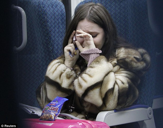 Một phụ nữ gọi điện cho người thân kể về vụ khủng bố kinh hoàng vừa xảy ra mà cô may mắn thoát chết. Nguồn: Reuters