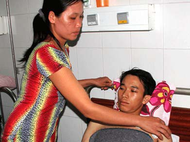 Phó công an xã bị côn đồ đâm trọng thương