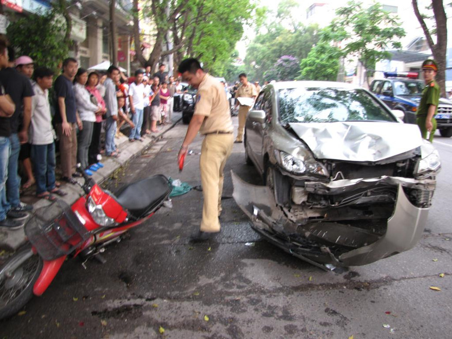 Hất bay một chiếc xe Wave 110