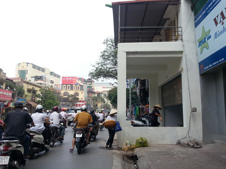Xây nhà trên... vỉa hè, lòng đường