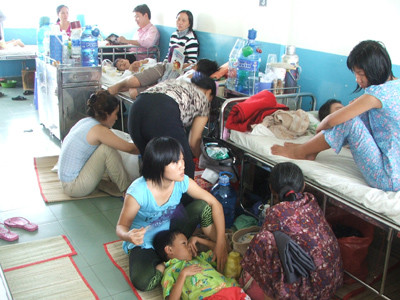 Bệnh nhân sốt xuất huyết, tay chân miệng tăng mạnh