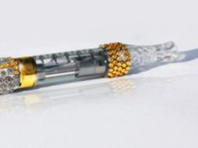 Tỷ phú Nga vung 1 triệu USD mua tẩu thuốc tặng bạn gái