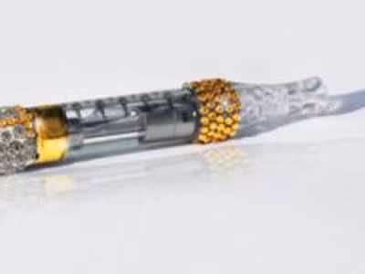 Tỷ phú Nga vung 1 triệu USD mua tẩu thuốc tặng bạn gái