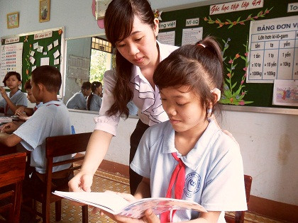 Hai học sinh khiếm thính vẽ tranh, viết chữ đẹp nhất trường