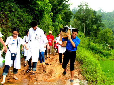 Sinh viên ĐH Y Hà Nội trong một chuyến tình nguyện Ảnh: T.L