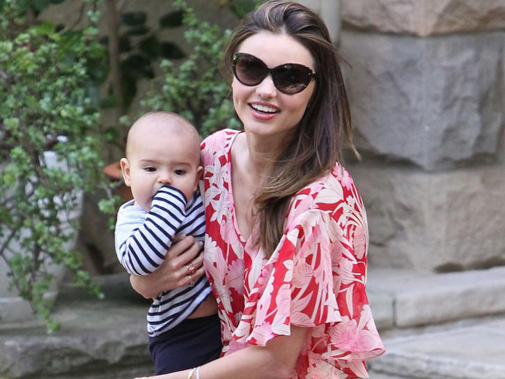 Miranda Kerr: Cho con bú vẫn đẹp như thiên thần