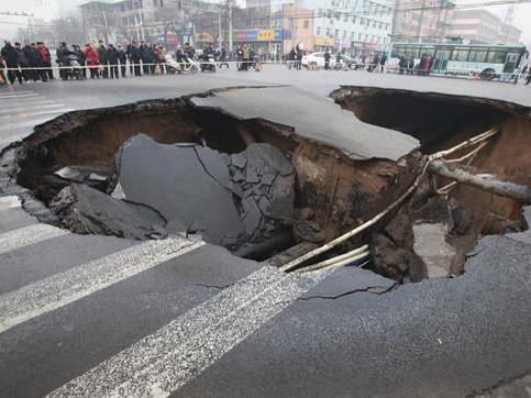 Trung Quốc xuất hiện 'hố tử thần' rộng 15 mét