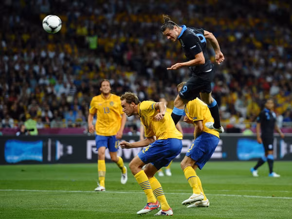 Đánh đầu - vũ khí lợi hại tại Euro 2012