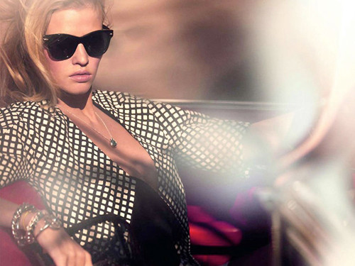 Lara Stone nóng bỏng với phong cách nhiệt đới