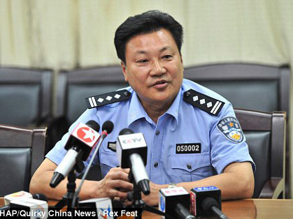 Một cảnh sát trong buổi họp báo ở thành phố Wanning, nơi các cảnh sát bị cáo buộc bao che cho nghi phạm hiếp dâm trẻ em.