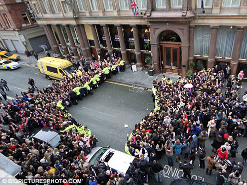 Hàng trăm fans nữ quá khích đòi gặp Justin Bieber