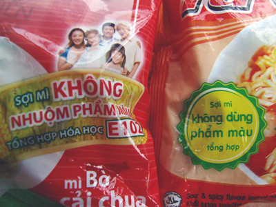 Sau loạt bài trên Tiền Phong, thị trường xuất hiện một số nhãn mỳ tôm ghi rõ không dùng E102