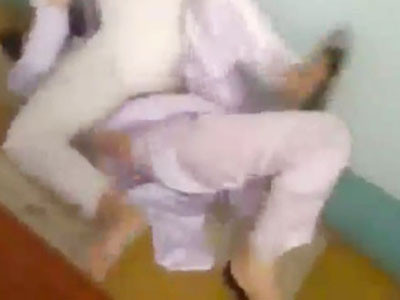 Nữ sinh mặc áo dài đánh nhau trên bục giảng