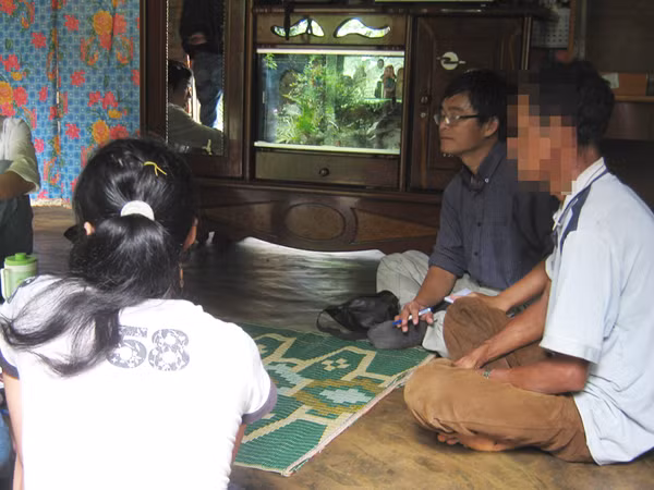 H’Bôt (trái) trình bày việc bị ông Dũng cưỡng ép với PV