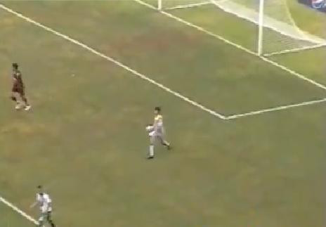 Thủ môn phát bóng ghi bàn