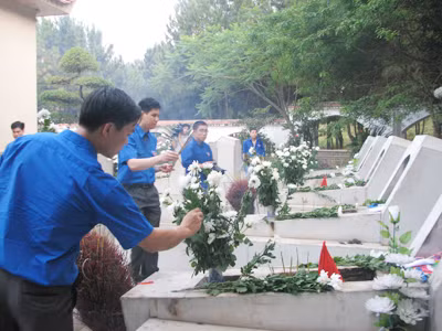 Tuổi trẻ đoàn khối các cơ quan T.Ư tri ân anh hùng liệt sỹ tại Hà Tĩnh