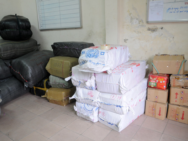 Bắt khối lượng lớn quần áo, đồ chơi nhập lậu tại chợ Đồng Xuân