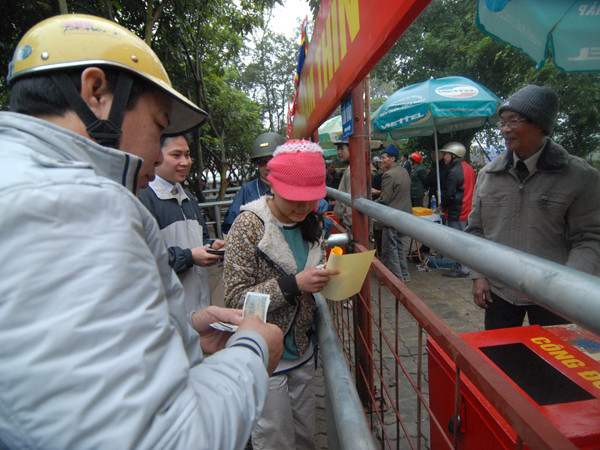 Vẫn phát ấn thu tiền tại khu vực đền Trần