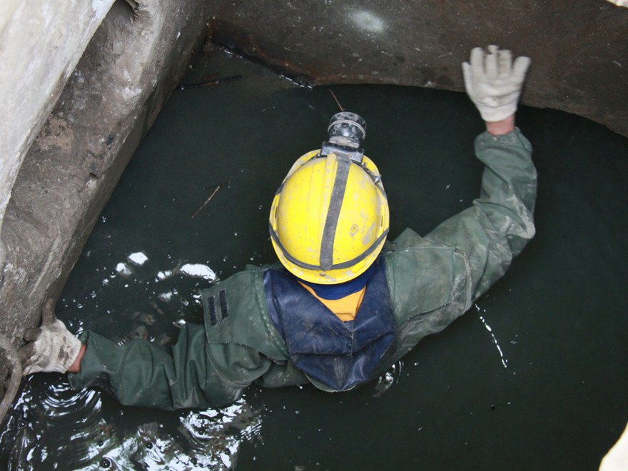 Nhọc nhằn nghề móc cống