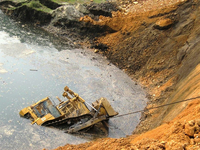 Lại sạt lở bãi thải, một công nhân tử vong