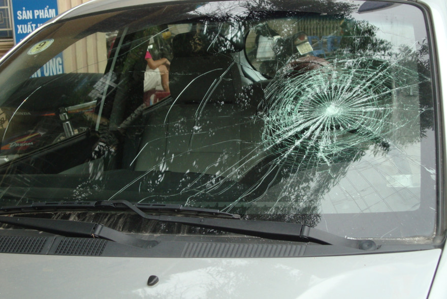 Chiếc ô tô Kia bị đập vỡ kính