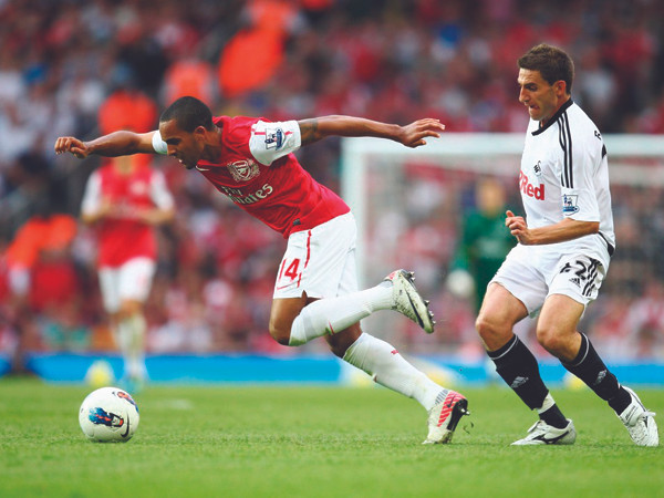 Pháo thủ vật vã thắng trận đầu