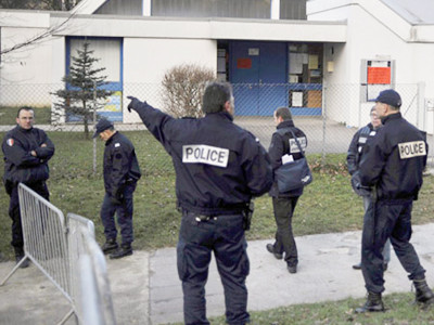 Hai tay 'múa' kiếm khống chế con tin tại nhà trẻ