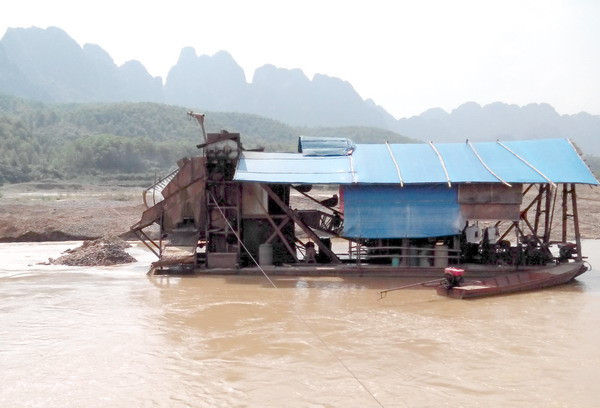 Tàu khai thác vàng hoạt động trên sông Bôi