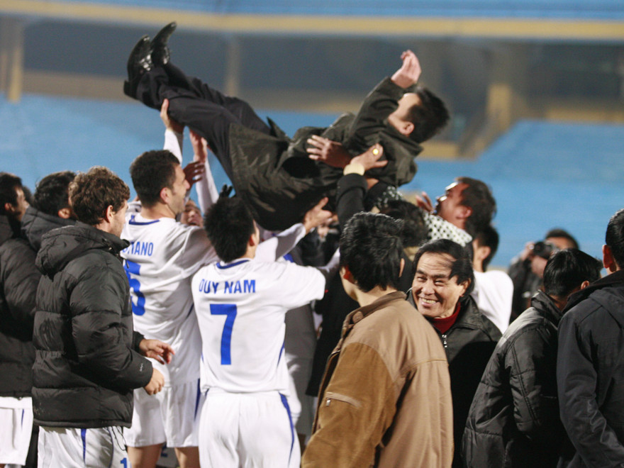 Bầu Hiển thưởng 2 tỷ cho Hà Nội T&T