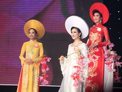 Thí sinh duyên dáng trong tà áo dài