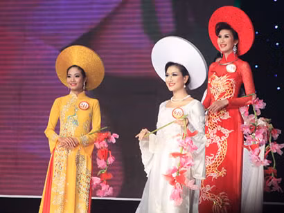 Thí sinh duyên dáng trong tà áo dài
