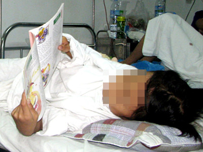 Bé gái tám tuổi tố bị 9X xâm hại