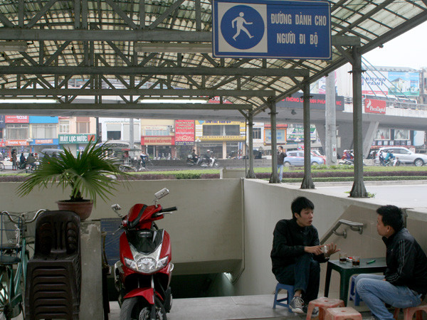 Cửa vào hầm đường bộ thành nơi bán trà đá