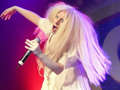Lady Gaga giả ma dọa khán giả