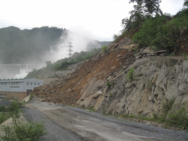 Sạt lở núi tại nhà máy thuỷ điện bản Vẽ