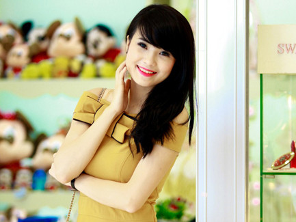 Khánh Chi khoe dáng tại điểm thi tài sắc Imiss