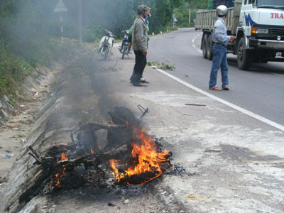 Xe tay ga đang chạy bỗng cháy thành tro