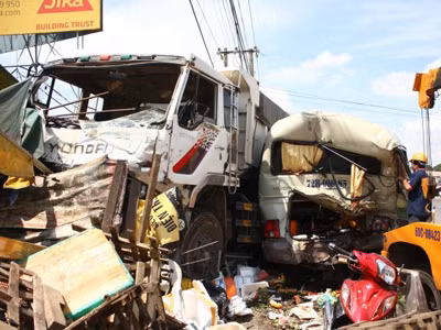 Xe ben ủi xe khách vào quán, 5 người trọng thương