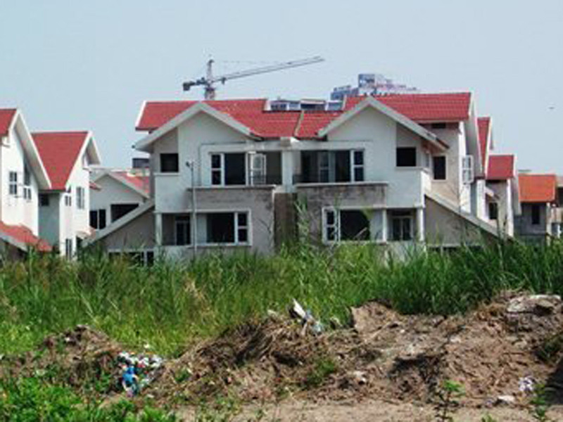 Trồng cỏ, bán hàng trên 'phế tích' triệu đô