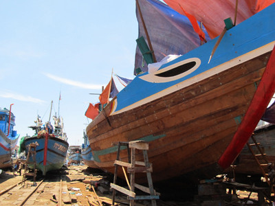 Gặp khó từ bờ