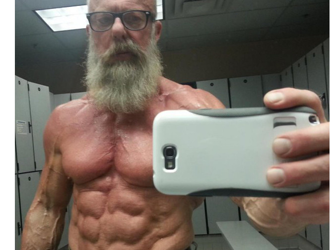 Người đàn ông 60 tuổi nhưng cơ bắp vẫn cuồn cuộn