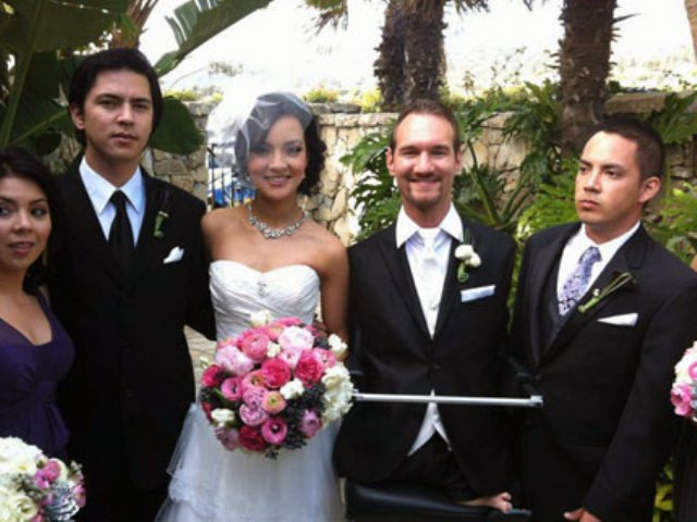 Chàng trai không tay, không chân cưới vợ